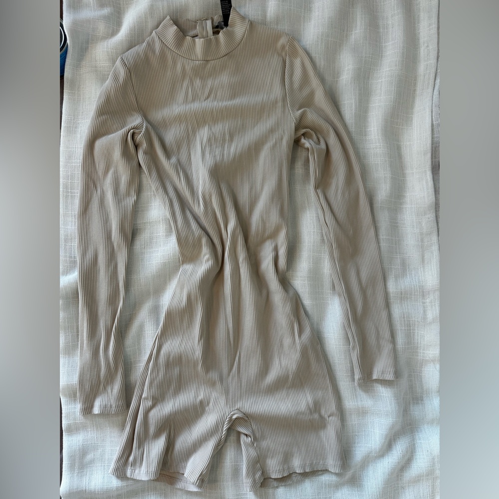 Forever 21 Beige Ribbed Long-Sleeve Romper Shorts